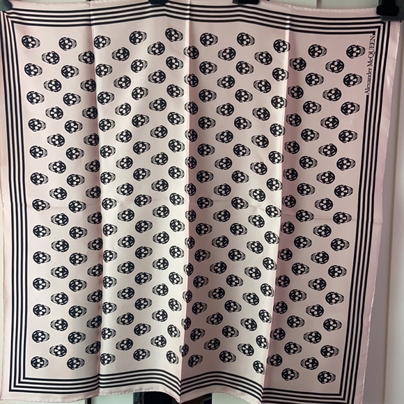 ALEXANDER MCQUEEN SKULL SCARF PINK & BLACK BRAND NEW - Picture 2 of 4